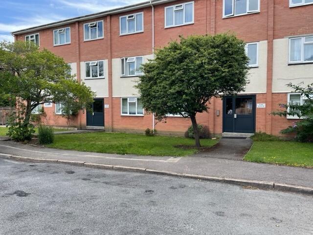 2 bed 1st Floor Flat for rent in Woodley. From Martyn Russell Property Services - Reading