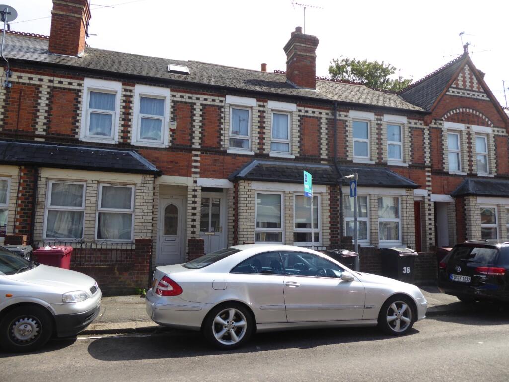3 bed Mid Terraced House for rent in Woodley. From Martyn Russell Property Services - Reading 3 bed Mid Terraced House for rent in Woodley. From Martyn Russell Property Services - Reading