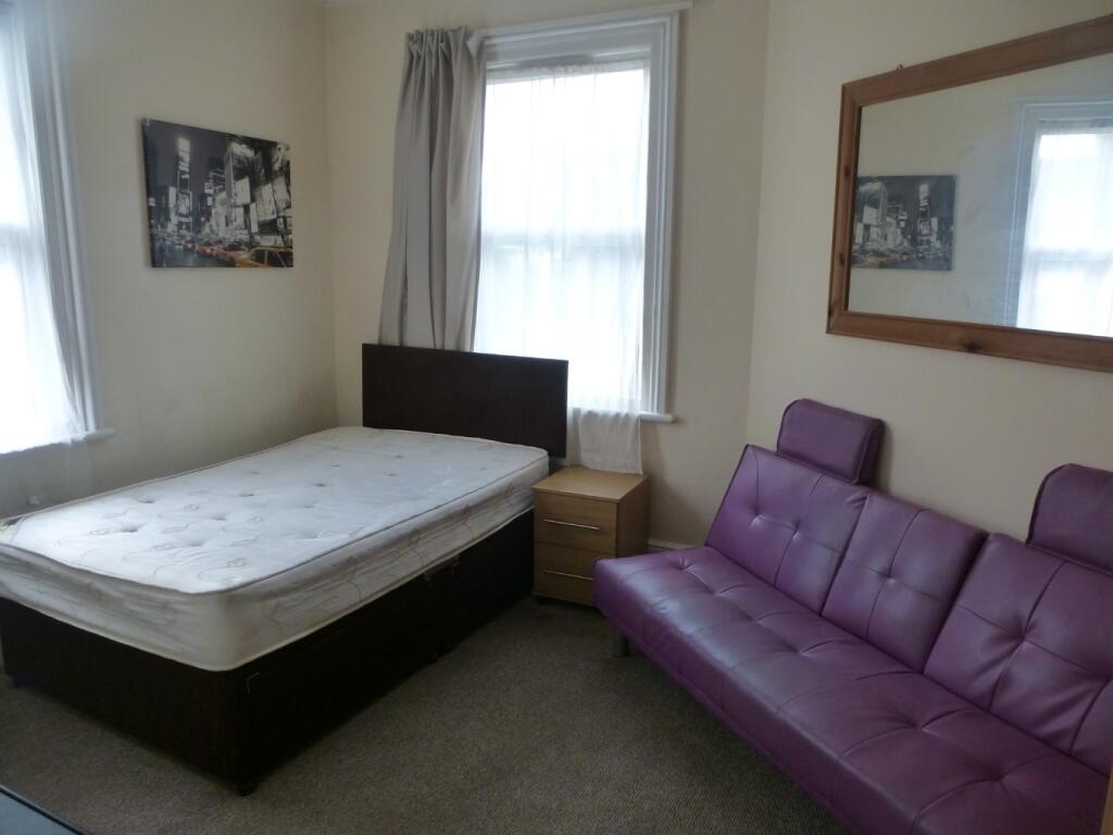 4 bed Studio for rent in Reading. From Martyn Russell Property Services - Reading