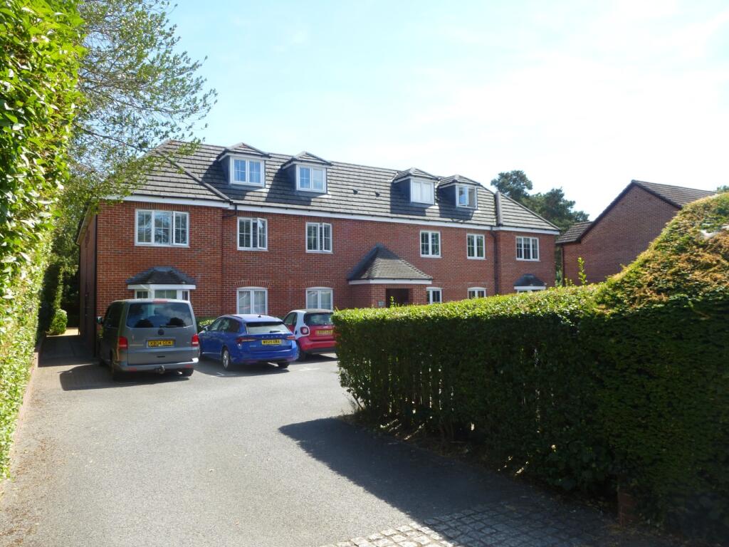 2 bed 1st Floor Flat for rent in Baughurst. From Martyn Russell Property Services - Reading