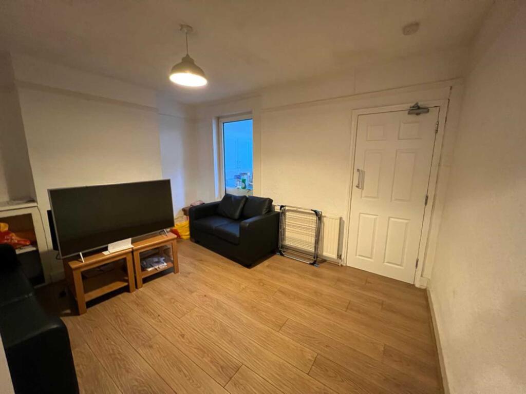 4 bed Detached for rent in Reading. From Martyn Russell Property Services - Reading 4 bed Detached for rent in Reading. From Martyn Russell Property Services - Reading