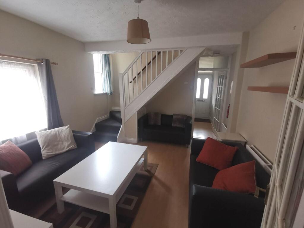 4 bed Detached for rent in Reading. From Martyn Russell Property Services - Reading