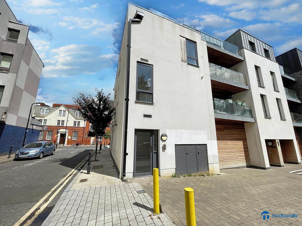 4 bed Studio for rent in Hackney. From McDowalls - East Ham