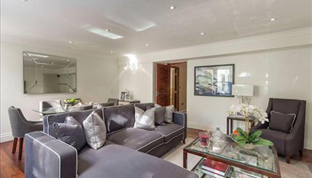 2 bed 1st Floor Flat for rent in London. From McGlashans Property Services