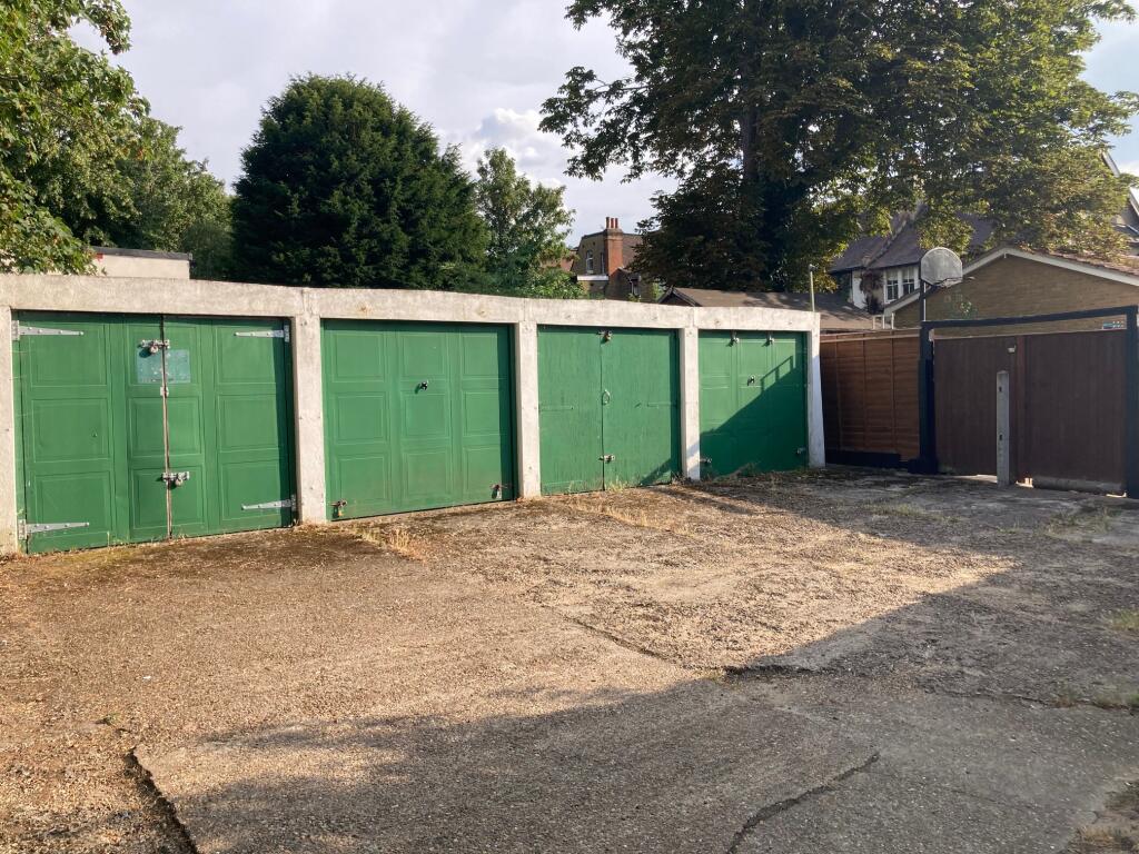 4 bed Garages for rent in Carshalton. From Mostyn Management - Wimbledon 4 bed Garages for rent in Carshalton. From Mostyn Management - Wimbledon