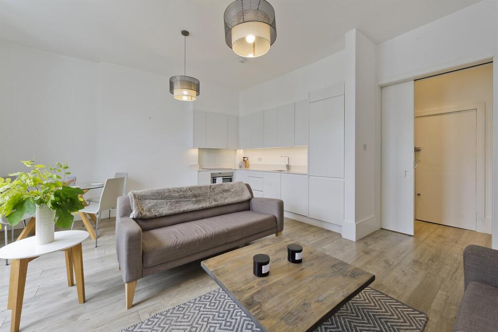 2 bed 1st Floor Flat for rent in Kensington. From Mountgrange Heritage - Notting Hill
