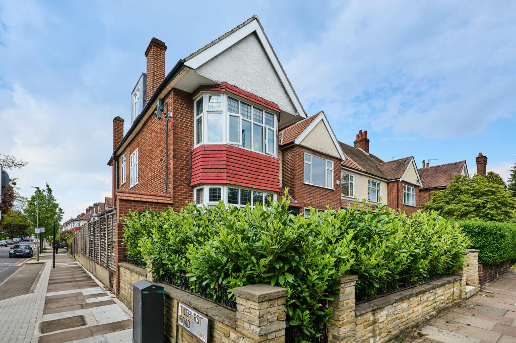 6 bed Mid Terraced House for rent in Wandsworth. From Moveli - London