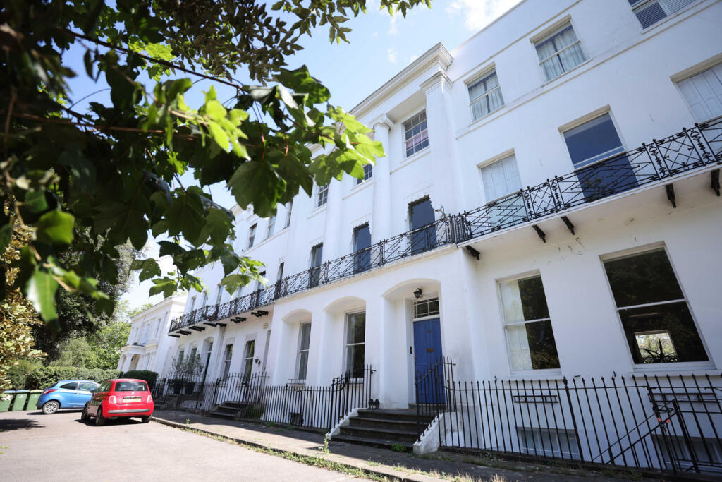 5 bed Town House for rent in Cheltenham. From Moveli - London