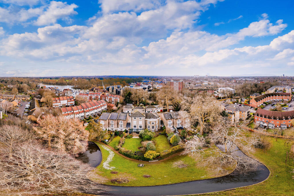 6 bed Link detached for rent in Isleworth. From Moveli - London