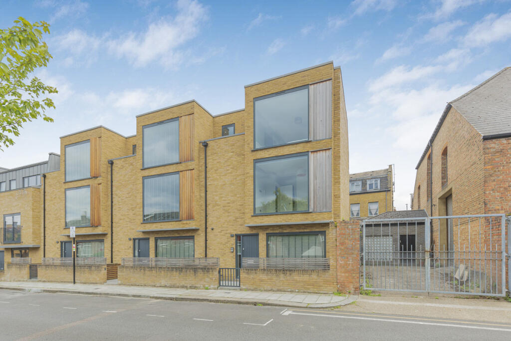 3 bed Mid Terraced House for rent in Clapham. From Moveli - London