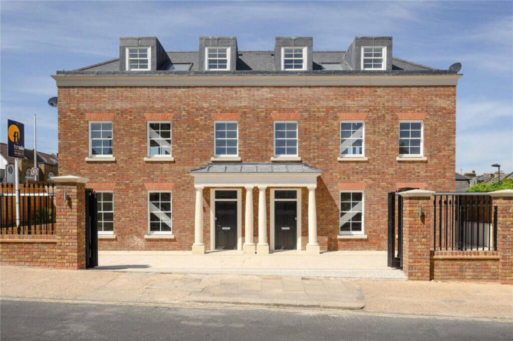 5 bed Semi Detached for rent in Richmond. From Moveli - London