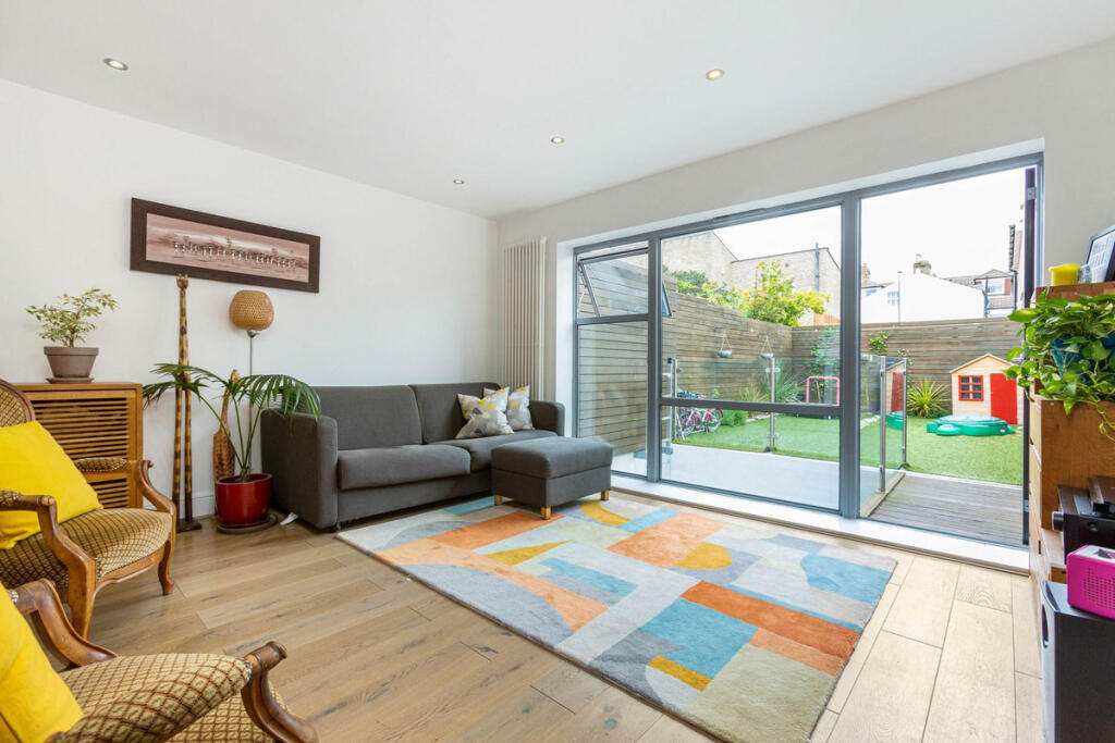 3 bed Semi Detached for rent in London. From Moveli - London
