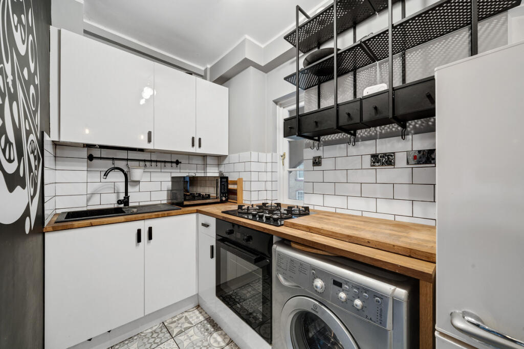 1 bed 1st Floor Flat for rent in London. From Moveli - London