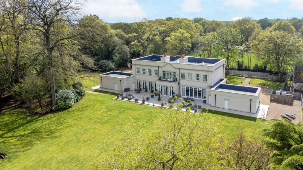 5 bed Detached for rent in Earlswood. From Moveli - London 5 bed Detached for rent in Earlswood. From Moveli - London