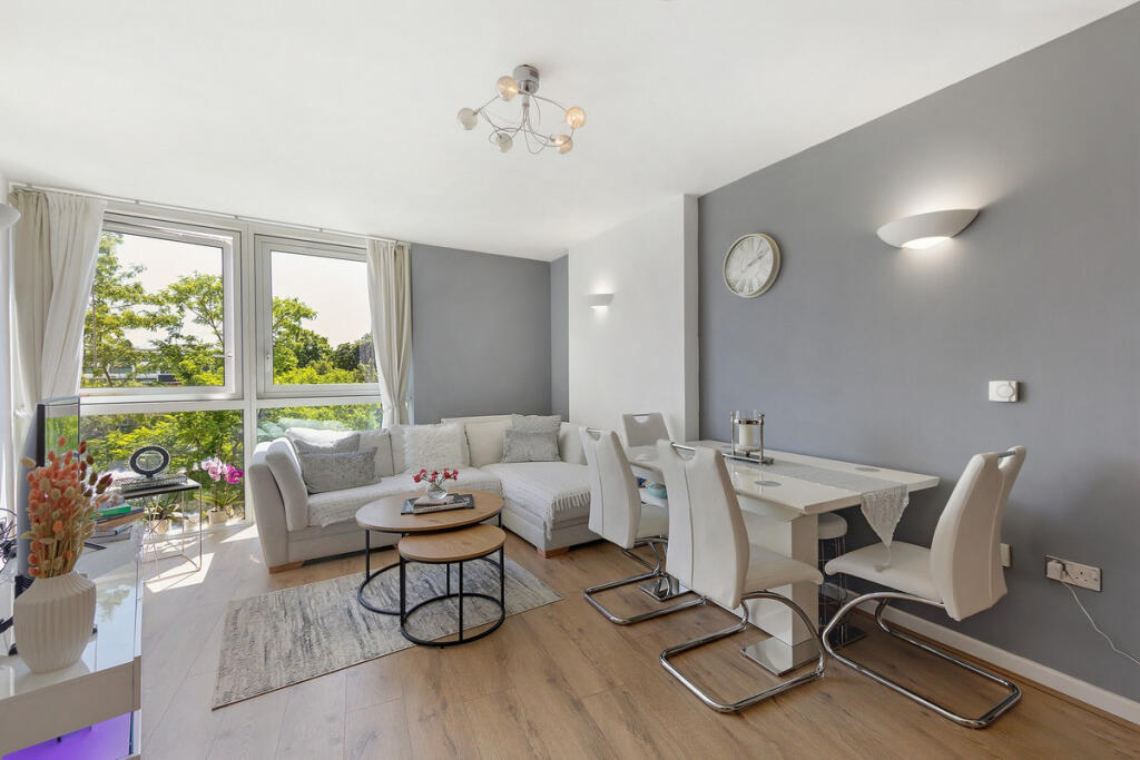 2 bed 1st Floor Flat for rent in London. From Moveli - London