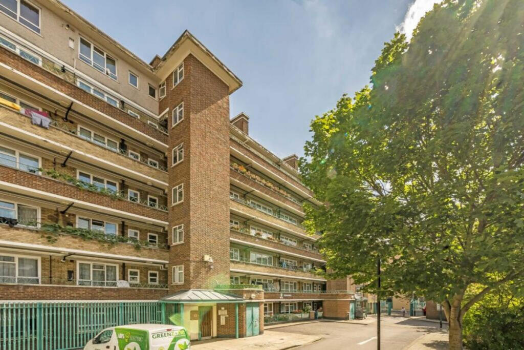 3 bed 1st Floor Flat for rent in London. From Moveli - London