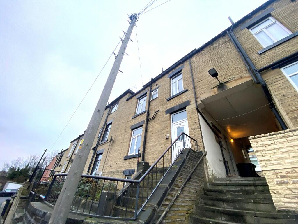 4 bed Mid Terraced House for rent in Batley. From MoveNow Properties - Wakefield