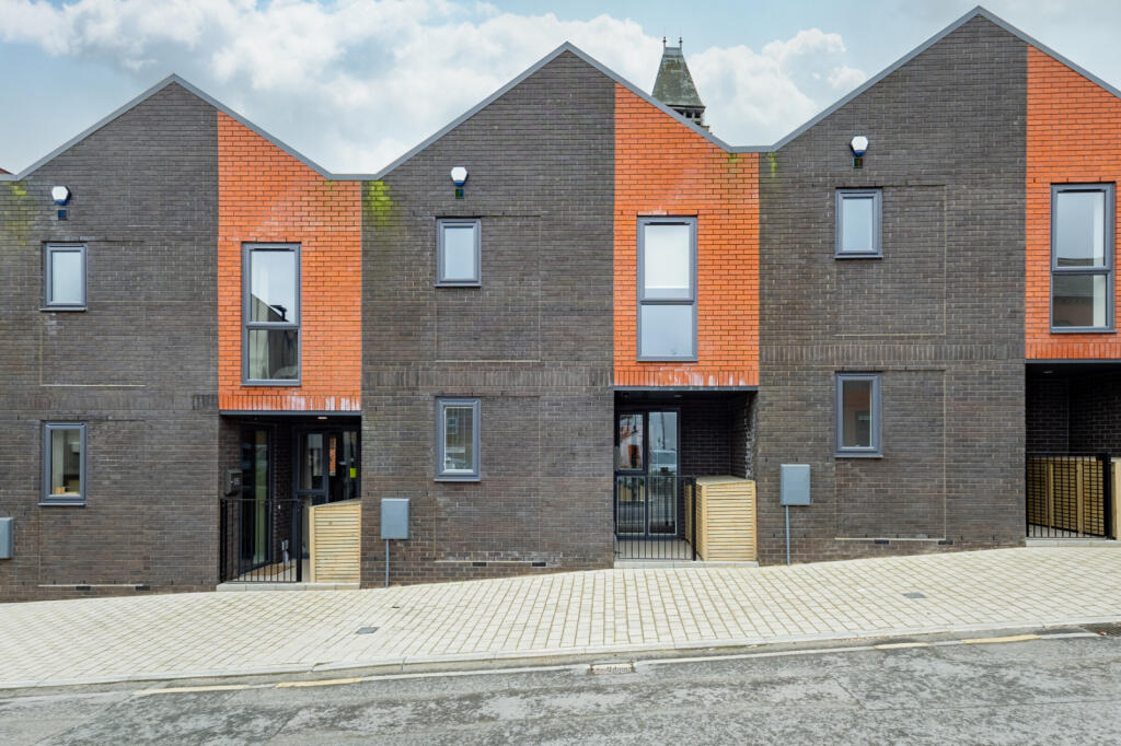 3 bed Mid Terraced House for rent in Wakefield. From MoveNow Properties - Wakefield