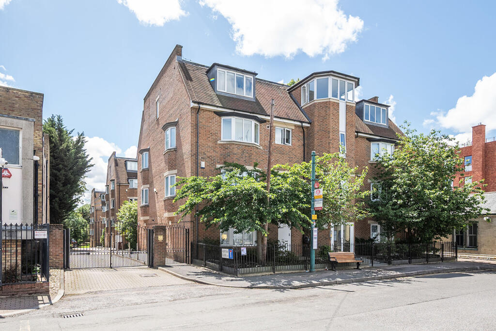 2 bed 1st Floor Flat for rent in Friern Barnet. From Mylako Ltd Chartered Surveyors - London