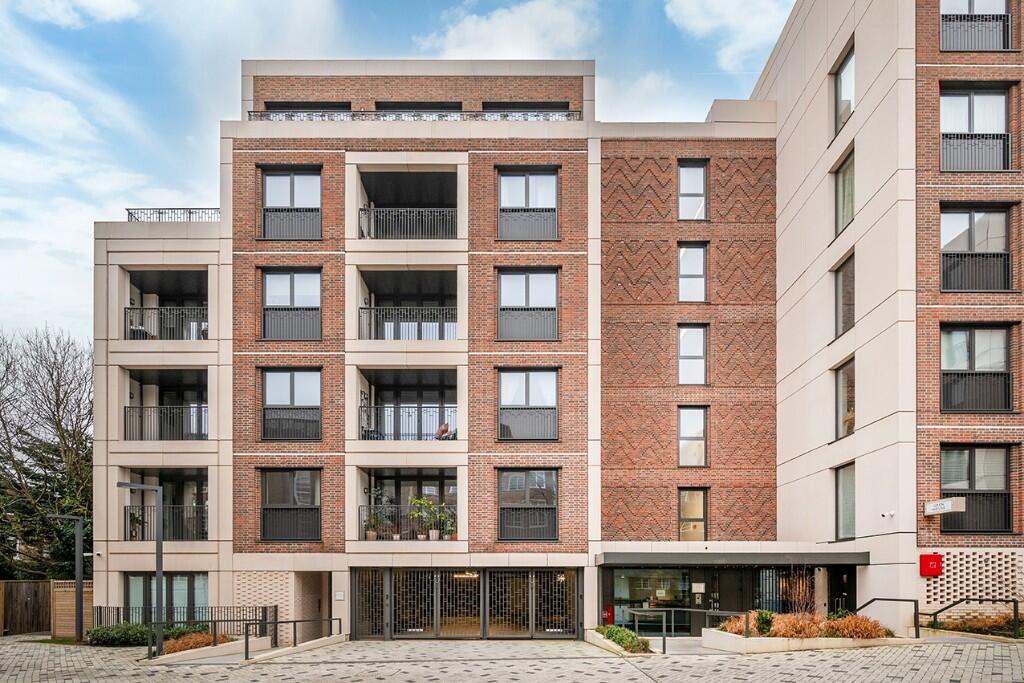 2 bed 1st Floor Flat for rent in . From Mylako Ltd Chartered Surveyors - London