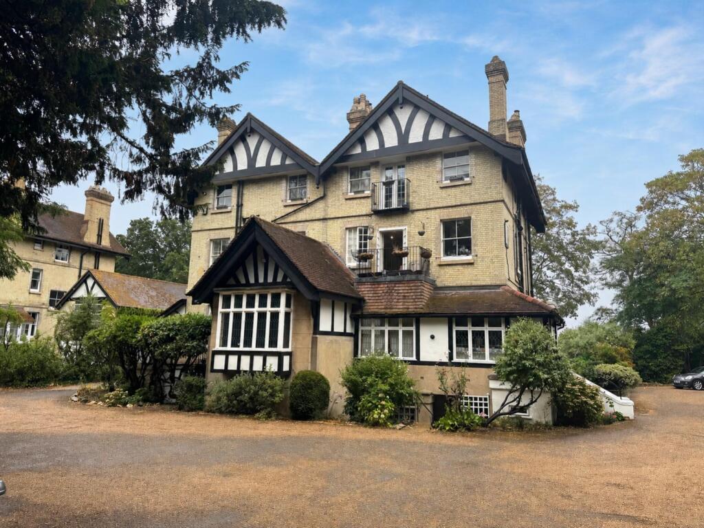 2 bed 1st Floor Flat for rent in Bishopsgate. From Nevin and Wells Residential - Egham