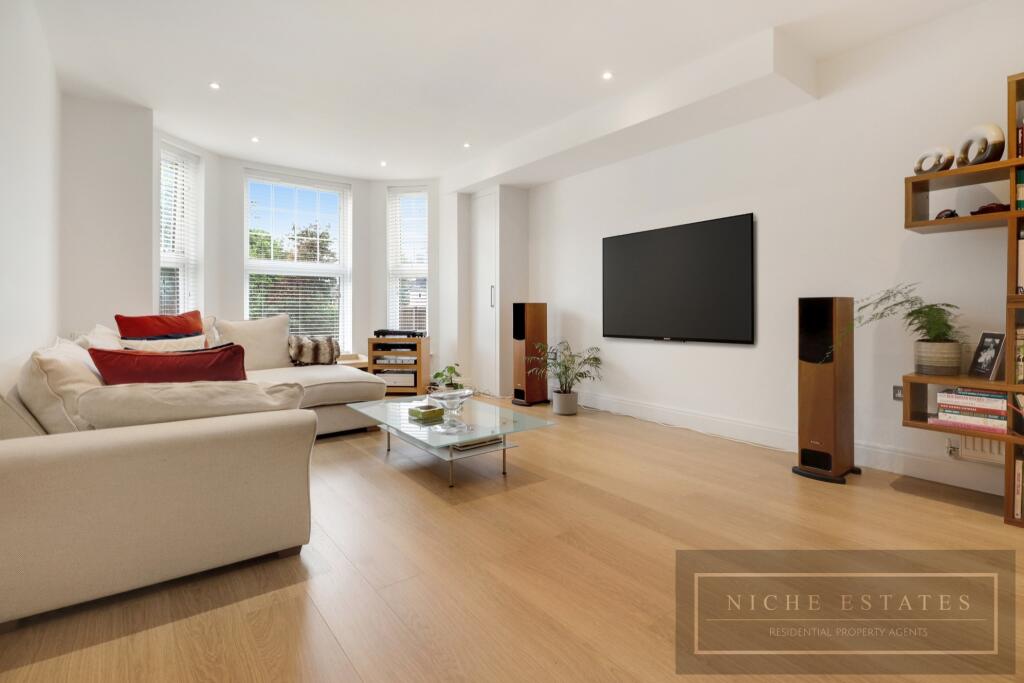 2 bed Duplex for rent in Finchley. From Niche Estates