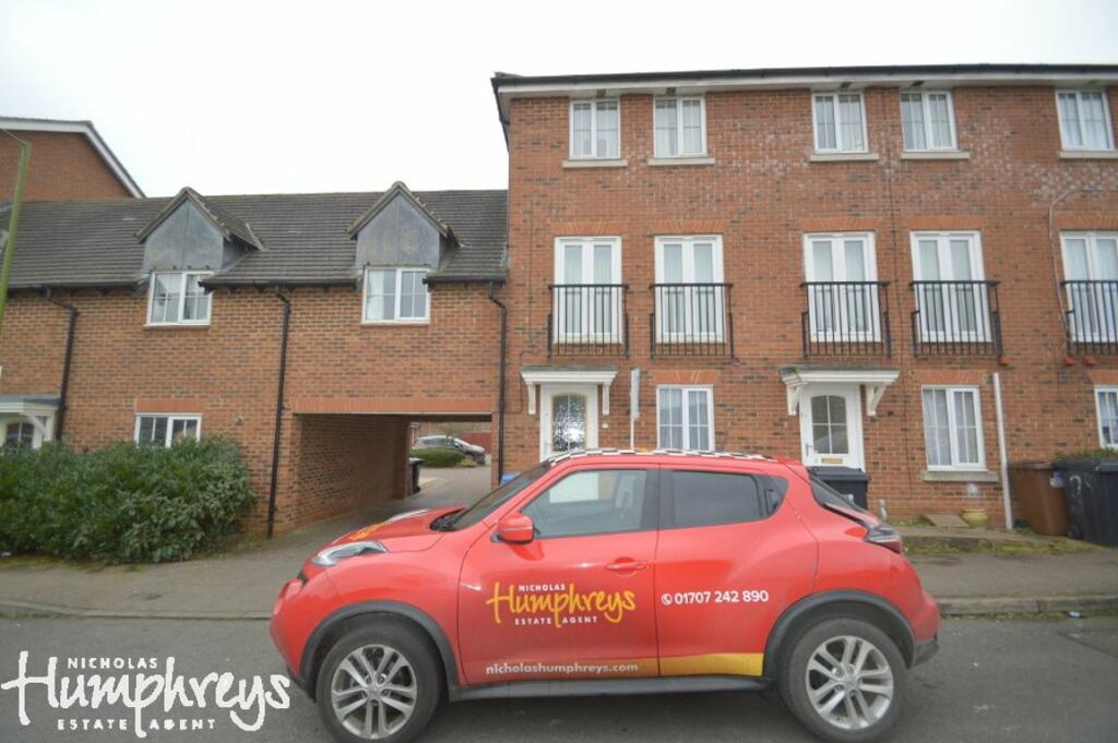 5 bed Detached House for rent in Hatfield. From Nicholas Humphreys