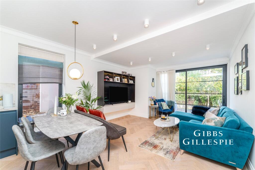 2 bed 1st Floor Flat for rent in London. From Northfields - The Broadway