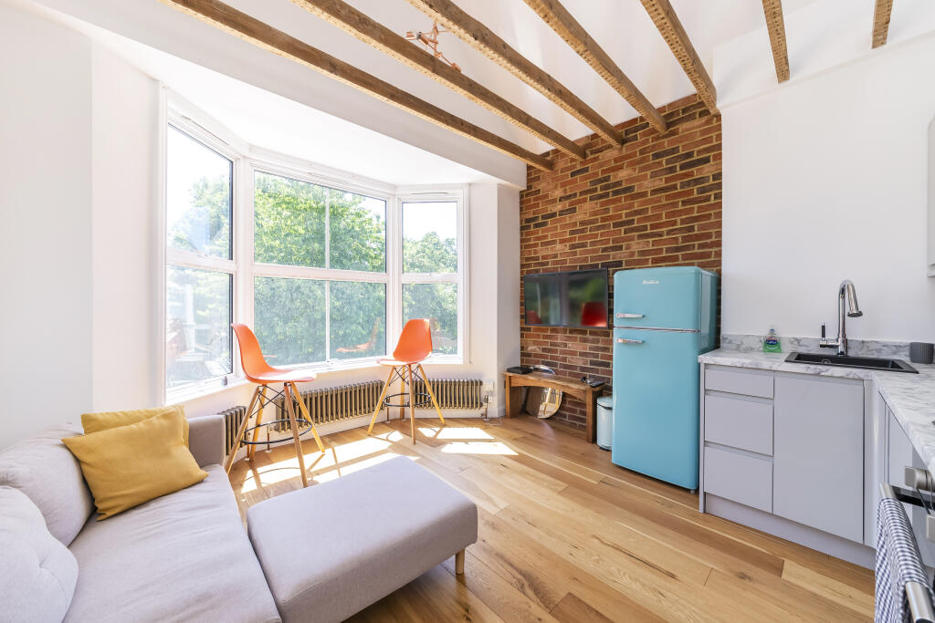 1 bed 1st Floor Flat for rent in London. From Northfields - The Broadway