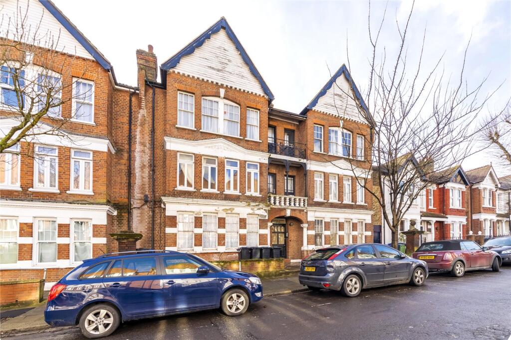 3 bed 1st Floor Flat for rent in Acton. From Northfields - The Broadway