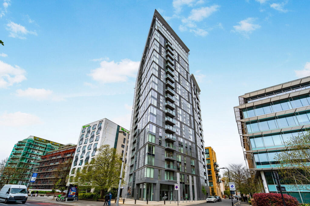 2 bed 1st Floor Flat for rent in Hounslow. From Northfields - The Broadway