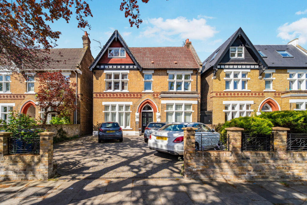 2 bed 1st Floor Flat for rent in London. From Northfields - The Broadway