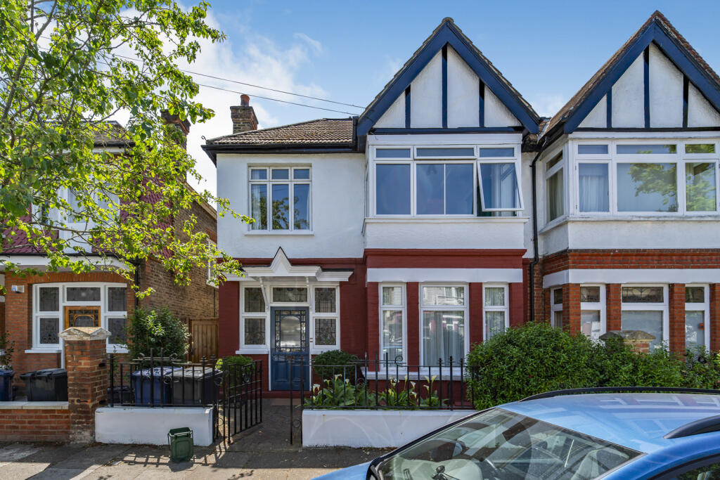 2 bed 1st Floor Flat for rent in London. From Northfields - The Broadway