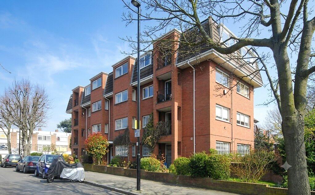 3 bed 1st Floor Flat for rent in London. From Northfields - The Broadway