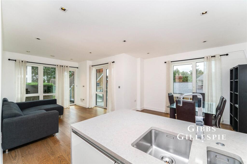 2 bed 1st Floor Flat for rent in London. From Northfields - The Broadway