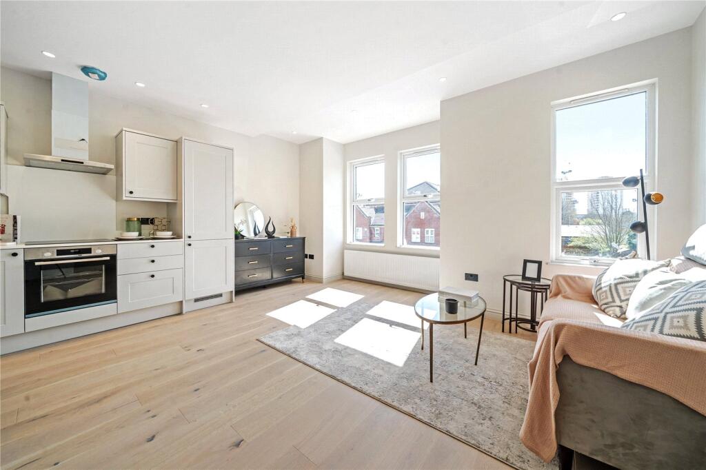 2 bed 1st Floor Flat for rent in London. From Northfields - The Broadway