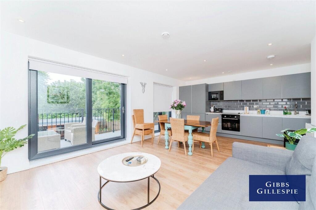 3 bed 1st Floor Flat for rent in London. From Northfields - The Broadway