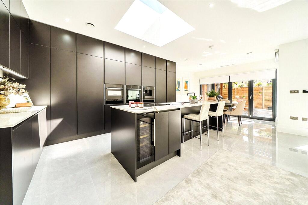 4 bed Detached for rent in London. From Northfields - The Broadway 4 bed Detached for rent in London. From Northfields - The Broadway