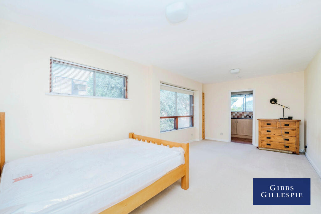 4 bed 1st Floor Flat for rent in Greenford. From Northfields - The Broadway