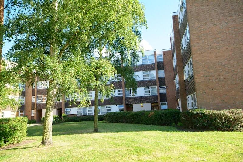 3 bed 1st Floor Flat for rent in London. From Northwood - Epsom