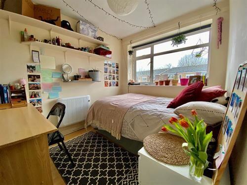 6 bed Mid Terraced House for rent in London. From Northwood - Epsom