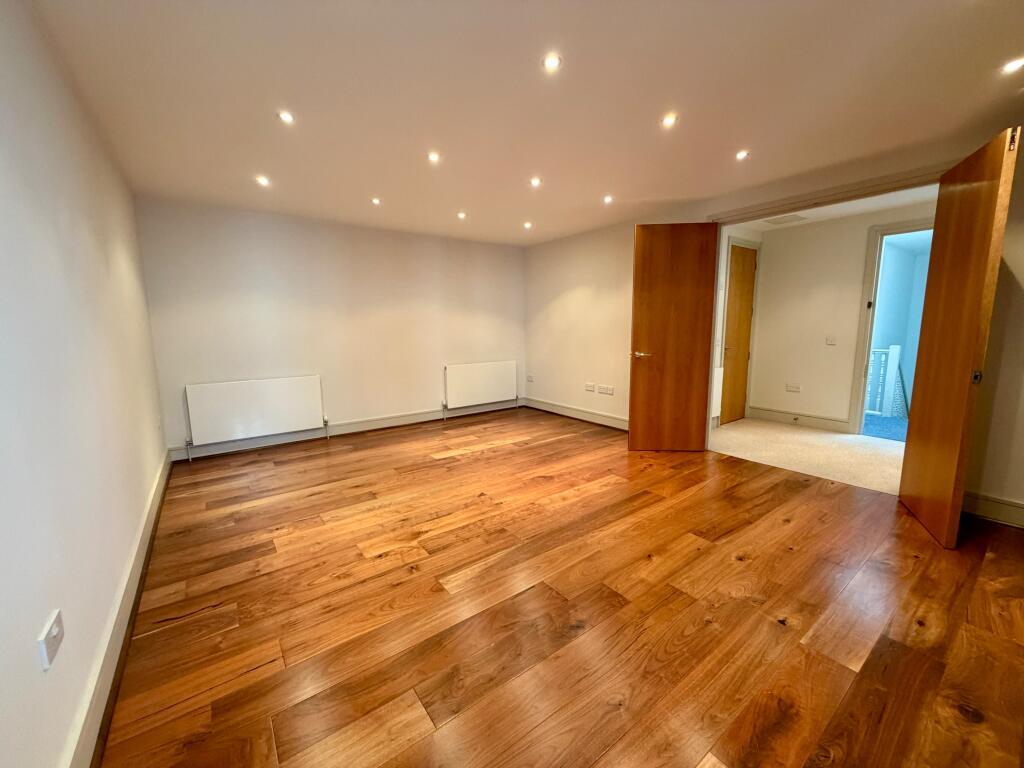 2 bed 1st Floor Flat for rent in Kingston upon Thames. From Northwood - Epsom 2 bed 1st Floor Flat for rent in Kingston upon Thames. From Northwood - Epsom