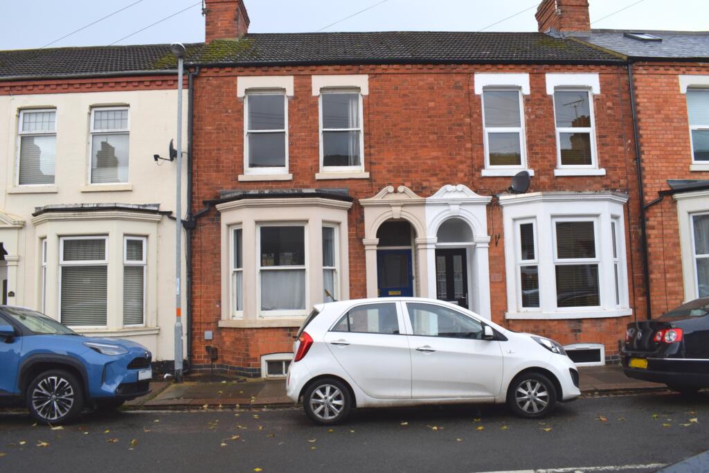 3 bed Mid Terraced House for rent in Northampton. From Northwood - Northampton