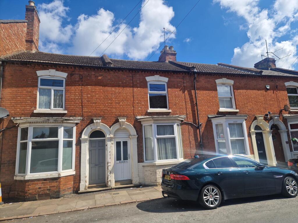3 bed Mid Terraced House for rent in Northampton. From Northwood - Northampton