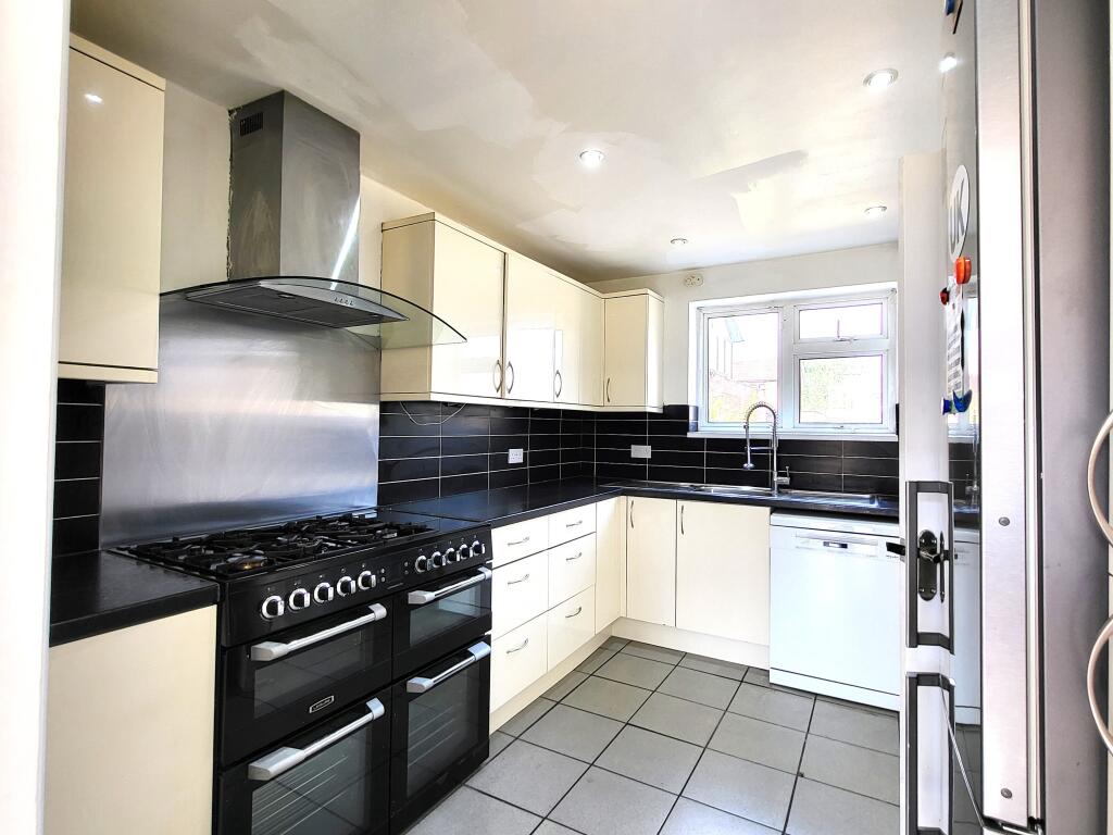 3 bed Mid Terraced House for rent in Aldenham. From Northwood - Watford
