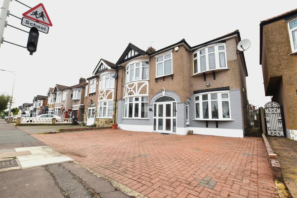 5 bed Semi-Detached House for rent in Ilford. From Oakland Estates Ltd