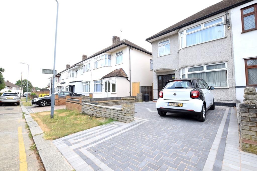 3 bed End Terraced House for rent in Chigwell. From Oakland Estates Ltd