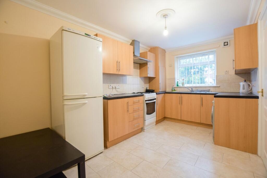 5 bed Mid Terraced House for rent in London. From Oakland Estates - Barkingside 5 bed Mid Terraced House for rent in London. From Oakland Estates - Barkingside