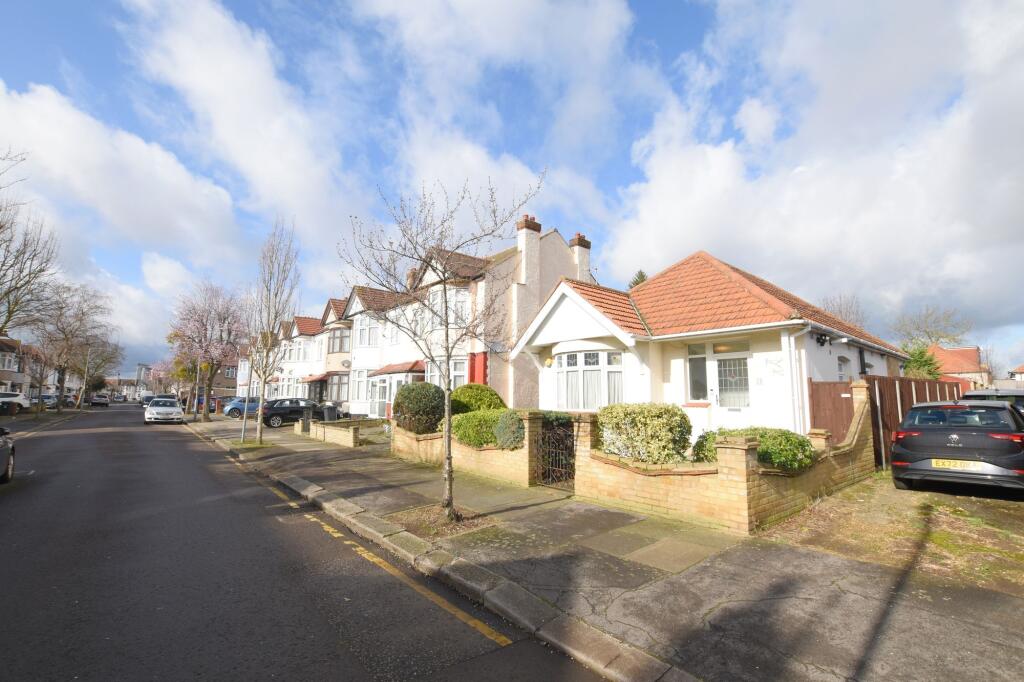 2 bed Detached bungalow for rent in Ilford. From Oakland Estates - Barkingside