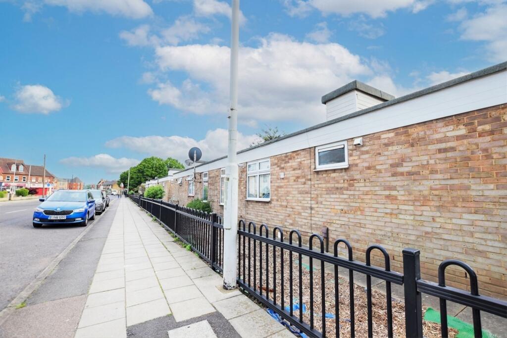 2 bed 1st Floor Flat for rent in Ilford. From Oakland Estates - Barkingside